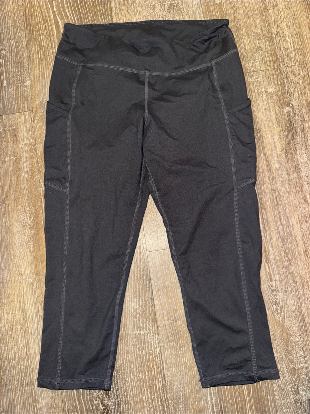 Dark Grey High-Waist Workout Capri Leggings With Side Pockets